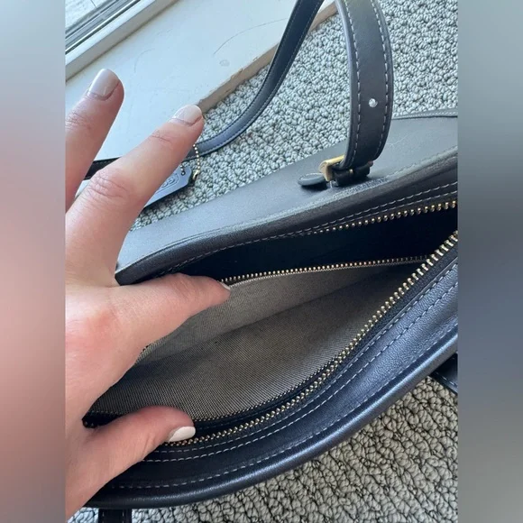 Coach Swing Zip - Picture 4 of 5